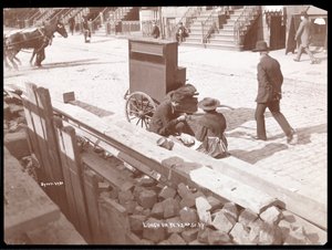 Zicht op een straatorganist en een vrouw die luncht op West 42nd Street, New York, 1898